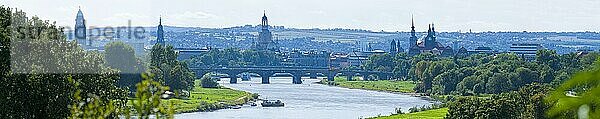 Dresden Silhouette  Blick vom Waldschlösschen ins Elbtal mit der Dresdner Altstadt