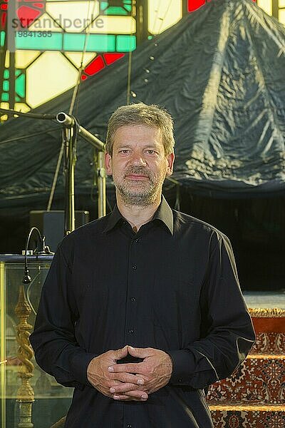 Jan Heinke in der Yenidze.  Der Musiker Jan Heinke ist im April 2022 nach schwerer Krankheit verstorben. Bekannt war er u.a. durch sein Stahlinstrumente  die er in der Yenidze spielte