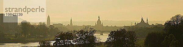 Dresden Silhouette von der Waldschlösschenbrücke aus gesehen