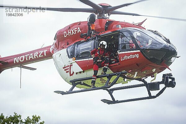 Windenrettungstraining des Rettungshubschraubers  Christoph 62  anlässlich des 50-jährigen Einsatzjubiläums der DRF Luftrettung. Dabei wird die Bergung verunfallter Personen im Elbsandsteingebirge trainiert