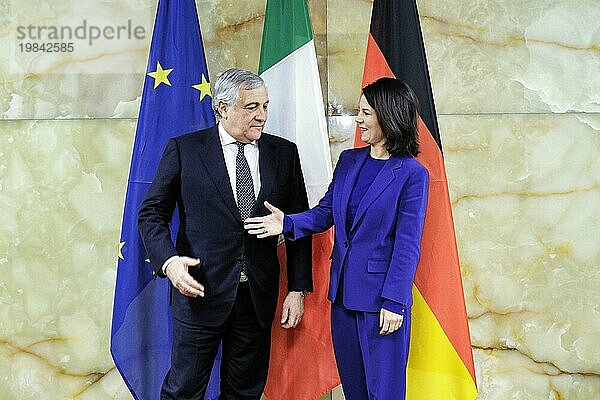 (R L) Annalena Bärbock  Bundesaussenministerin  trifft Antonio Tajani  Außenminister von Italien  zum Gespräch im Auswärtigen Amt in Berlin  22.11.2023