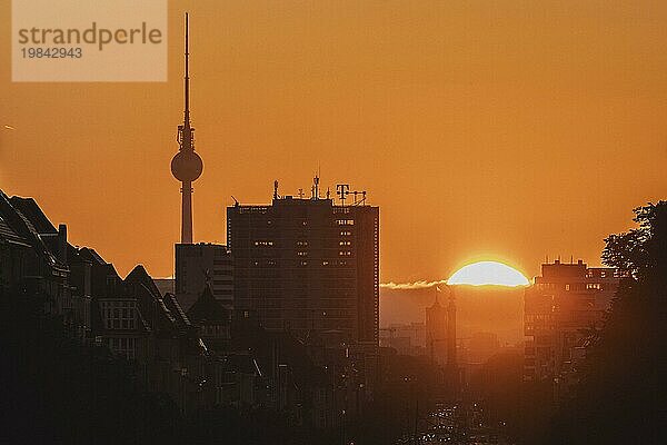 The Victory Column and the television tower are silhouetted against the rising sun in Berlin  14/09/2023