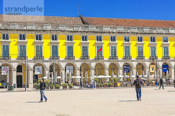 Lissabon  Portugal  27. März 2018: Praca do Comercio oder Handelsplatz  Blick auf Menschen und Häuser  Europa