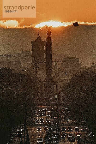 The pillar of victory looms in front of the rising sun in Berlin  14/09/2023