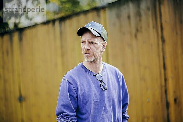 Regisseur Arne Feldhusen  posiert für ein Foto auf einer Straße in Berlin Mitte. Berlin  11.10.2023