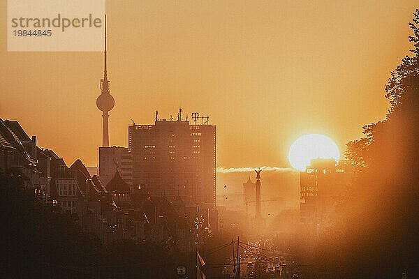 The Victory Column and the television tower are silhouetted against the rising sun in Berlin  14/09/2023