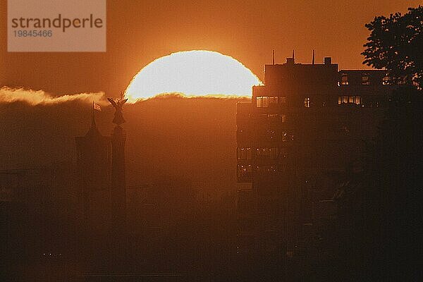 The pillar of victory looms in front of the rising sun in Berlin  14/09/2023