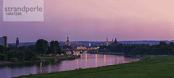 Dresden Silhouette von der Waldschlösschenbrücke aus gesehen