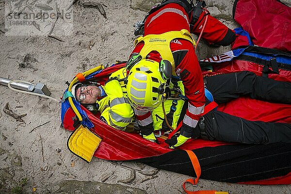 Windenrettungstraining des Rettungshubschraubers  Christoph 62  anlässlich des 50-jährigen Einsatzjubiläums der DRF Luftrettung. Dabei wird die Bergung verunfallter Personen im Elbsandsteingebirge trainiert