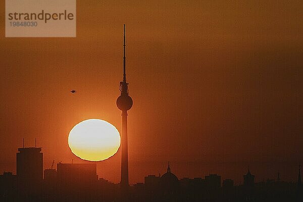 The television tower stands out against the rising sun in Berlin  06/09/2023