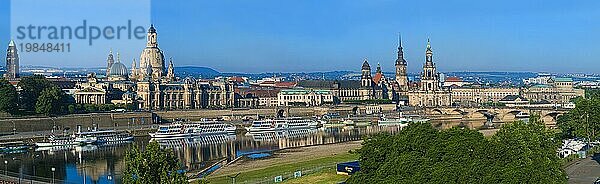 Dresden Silhouette Blick vom Neustätter Elbufer auf die Dresdner Altstadt