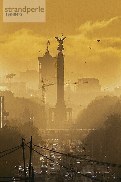 The pillar of victory looms in front of the rising sun in Berlin  14/09/2023