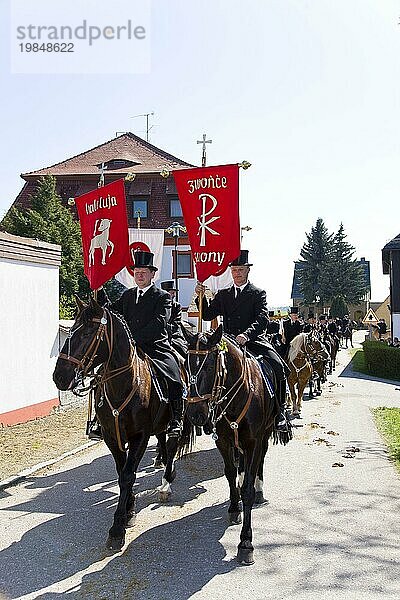 Jährlich finden zu Ostern in der Lausitz c.a. 5 Prozessionen mit c.a. je 200 Reitern statt. Die katholische Kirche setzt hier alte sorbische Riten fort. Tausende Zuschauer verfolgen die beeindruckenden Reiterzüge
