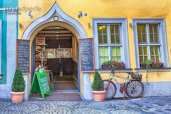 Bamberg  Deutschland  19. Februar 2017: Bamberg Stadtzentrum Straßenansicht und nettes Restaurant  Europa
