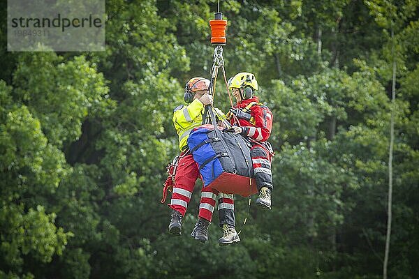 Windenrettungstraining des Rettungshubschraubers  Christoph 62  anlässlich des 50-jährigen Einsatzjubiläums der DRF Luftrettung. Dabei wird die Bergung verunfallter Personen im Elbsandsteingebirge trainiert