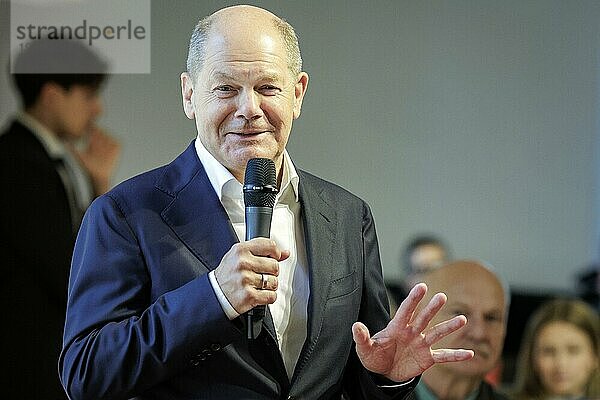 Olaf Scholz  Bundeskanzler  SPD  aufgenommen am Rande eines Besuchs im WK von Mathias Papendieck  MdB  SPD (hier nicht im Bild) . Hier im Gespräch mit Feuerwehr THW und Ehrenamt in Beeskow  08.08.2023