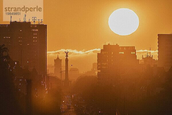 The pillar of victory looms in front of the rising sun in Berlin  14/09/2023