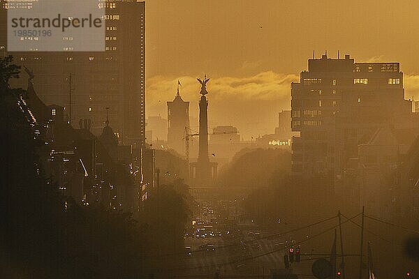 The pillar of victory looms in front of the rising sun in Berlin  14/09/2023