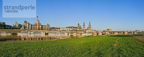 Dresden Silhouette am Morgen  die weltbekannte Dresdner Skyline  zeigt sich besonders am frühen morgen von ihrer schönsten Seite