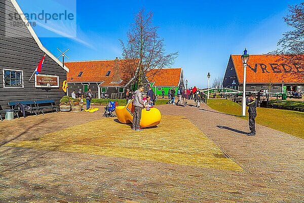 Zaanse schans  Niederlande  1. April 2016: Große gelbe Holzschuhe  Clogs oder klompens zum Fotografieren in Holland  Menschen  Europa