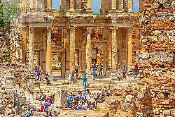 Kusadasi  Türkei  28. April 2019: Menschen besuchen die Celsus Bibliothek und die alten Ruinen von Ephesus oder die berühmte Stätte Efes  Asien