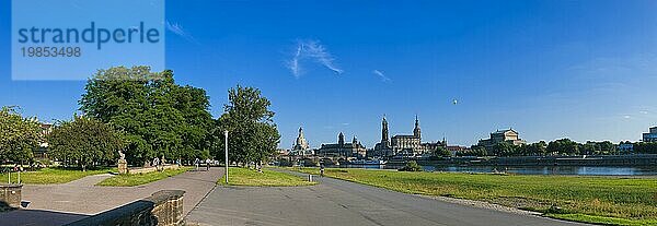 Dresden Silhouette Blick vom Neustätter Elbufer auf die Dresdner Altstadt