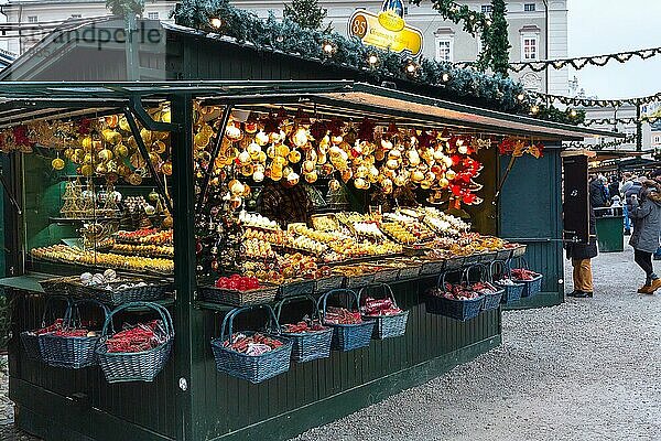 Salzburg  Österreich  25. Dezember 2016: Weihnachtsmarkt mit Kiosken und Ständen  Menschen  die Geschenke kaufen  Europa