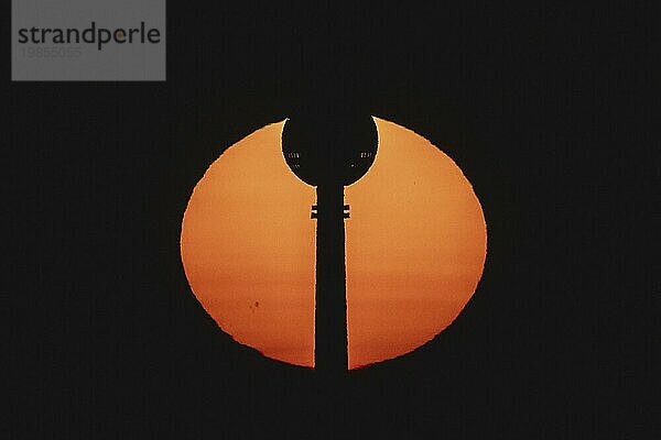 The television tower stands out against the rising sun in Berlin  06/09/2023