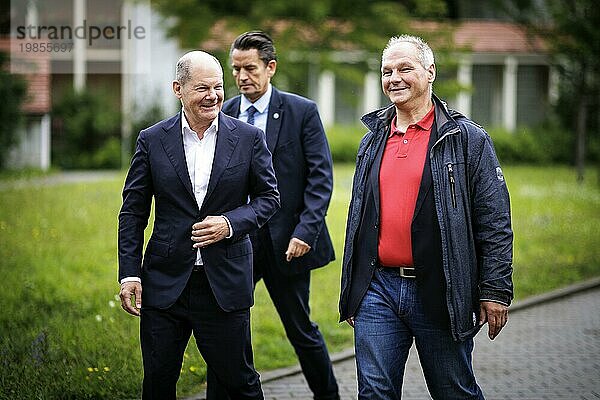 Olaf Scholz  Bundeskanzler  SPD  aufgenommen im Gespräch mit Mathias Stein  MdB  beim Besuch bei der Generaldirektion Wasserstrassen und Schifffahrt  Berufsbildungszentrum Kleinmachnow an der Kleinmachnower Schleuse in Kleinmachnow  08.08.2023