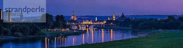 Dresden Silhouette  abendlicher Blick vom Waldschlösschen auf die Altstadt