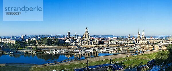 Dresden Silhouette Blick vom Neustätter Elbufer auf die Dresdner Altstadt