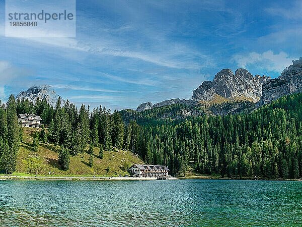 Farbenfroher Berg Misurinasee in Italien in der Nähe der berühmten drei Gipfel