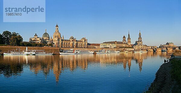 Dresden Silhouette im Frühling. Am Neustädter Elbufer blühen im Frühling zahlreiche japanische Kirschbäume und laden zum Spaziergang  mit Blick auf die Dresdner Altstadt ein