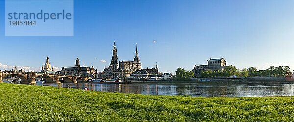 Dresden Silhouette Blick vom Neustätter Elbufer auf die Dresdner Altstadt