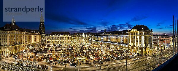 Striezelmarkt  der seit 1434 veranstaltete Markt ist der älteste Weihnachtsmarkt Deutschlands und findet auf dem Altmarkt statt. 2009 wurde der Markt neu gestaltet  ein besonderes Wahrzeichen ist zB. der welgrösste Schwibbogen