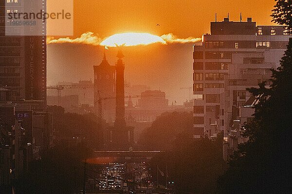 The pillar of victory looms in front of the rising sun in Berlin  14/09/2023