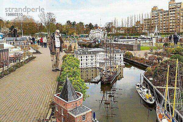 Menschen am Madurodam  Holland Park und Touristenattraktion in Den Haag  Den Haag  Niederlande  Europa