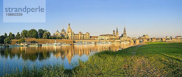 Dresden Silhouette am Morgen  die weltbekannte Dresdner Skyline  zeigt sich besonders am frühen morgen von ihrer schönsten Seite