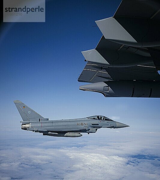 Ein Eurofighter Mehrzweckkampfflugzeug der Luftwaffe Bundeswehr  aufgenommen aus einem Airbus A400 Transportflugzeug bei der Übung Rapid Viking 2023. Insel Keflavik 03.08.2023