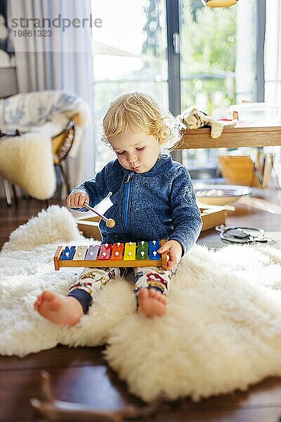 Thrma: Kleinkind spielt ein Xylophon