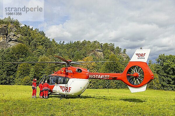 Windenrettungstraining des Rettungshubschraubers  Christoph 62  anlässlich des 50-jährigen Einsatzjubiläums der DRF Luftrettung. Dabei wird die Bergung verunfallter Personen im Elbsandsteingebirge trainiert