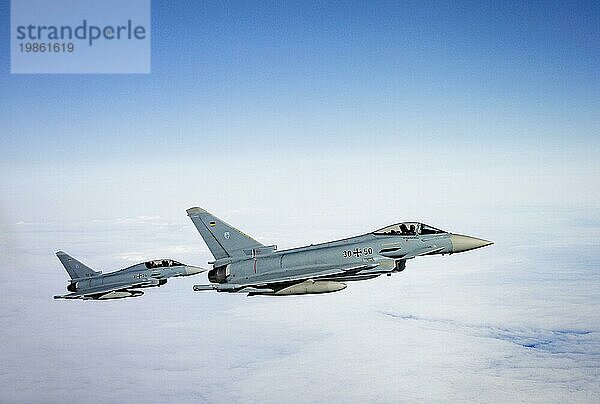 Zwei Eurofighter Mehrzweckkampfflugzeuge der Luftwaffe Bundeswehr  aufgenommen aus einem Airbus A400 Transportflugzeug bei der Übung Rapid Viking 2023. Insel Keflavik 03.08.2023