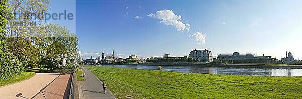 Dresden Silhouette Blick vom Neustätter Elbufer auf die Dresdner Altstadt