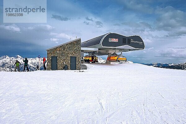 Saalbach  Österreich  2. März 2020: Menschen beim Skifahren von der Hochbahnstation im berühmten Skigebiet  Europa