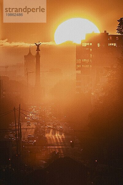 The pillar of victory looms in front of the rising sun in Berlin  14/09/2023