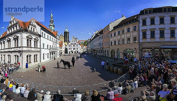 DEU Sachsen Pirna Das diesjährige Lebendige Canalettobild wurde am Freitag  den 24. April 2015  15 Uhr für ca. 2 Mal 5 Minuten mit ca. 50 Laiendarstellern des Vereins Theophilius Jacobäer  Der Retter e.V. nach dem ursprünglich 1752 53 gemalten Bilde von Bernardo Bellotto  genannt Canaletto nachgestellt