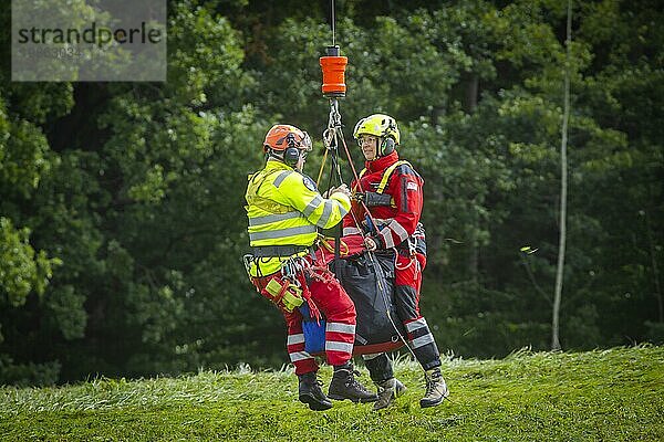 Windenrettungstraining des Rettungshubschraubers  Christoph 62  anlässlich des 50-jährigen Einsatzjubiläums der DRF Luftrettung. Dabei wird die Bergung verunfallter Personen im Elbsandsteingebirge trainiert