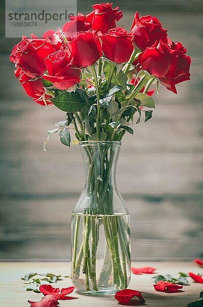 Valentinstag der roten Rose in Vase auf hölzernen Hintergrund