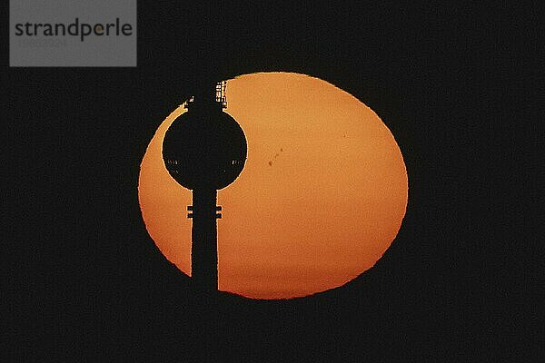 The television tower stands out against the rising sun in Berlin  06/09/2023