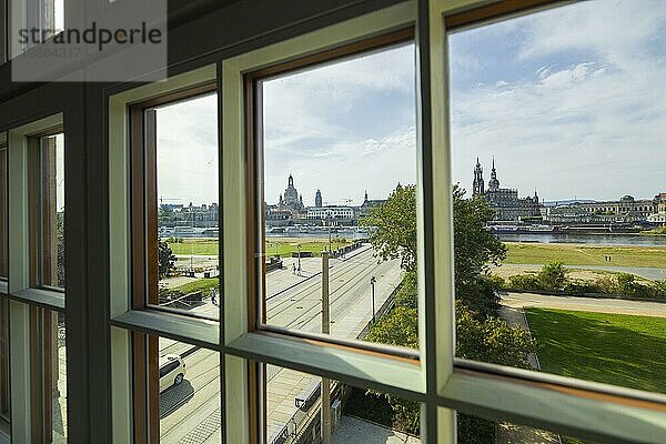 Blick aus dem Blockhaus auf die Silhouette Dresdens  auch Canalettoblick genannt  mit Frauenkirche  Hofkirche und Hausmannsturm